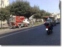 una foto dei lavori di potatura e sagomatura degli alberi